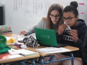 52. Nour y Lucía trabajando con portatil y comiendo fruta (1) copia